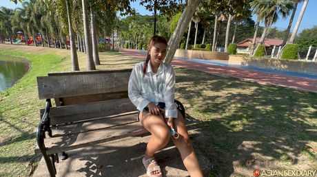 Dejlig asiatisk pige Som bliver kneppet efter en gåtur i parken