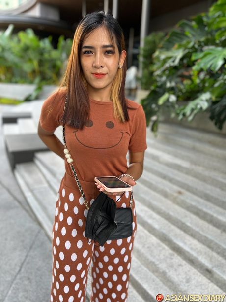 A: 性感黑髮美女 Gif C 在沙發上裸體自慰