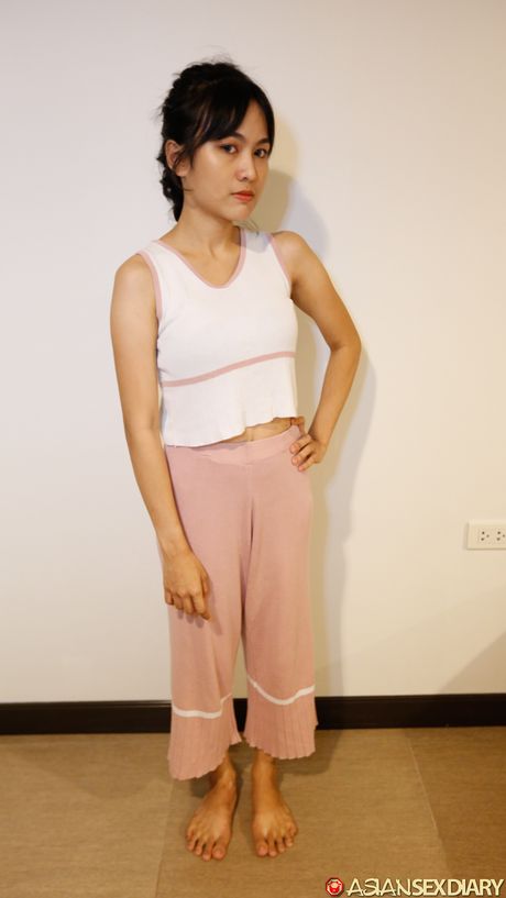 アマチュアティーンのAyeはソロで彼女の大きな胸と毛深い猫を強調します