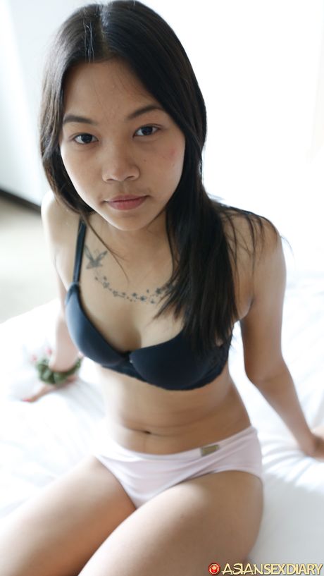 亞洲娃娃 Hanthu 在陰道性交前赤裸裸