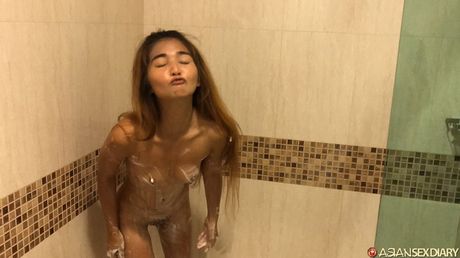 アジア人の女の子チッチットは膣ファックの前にすべてをさらけ出す