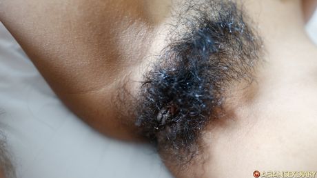 十代のアジア人少女ソーは、ソロアクション中にベッドの上ですべてを脱ぎます