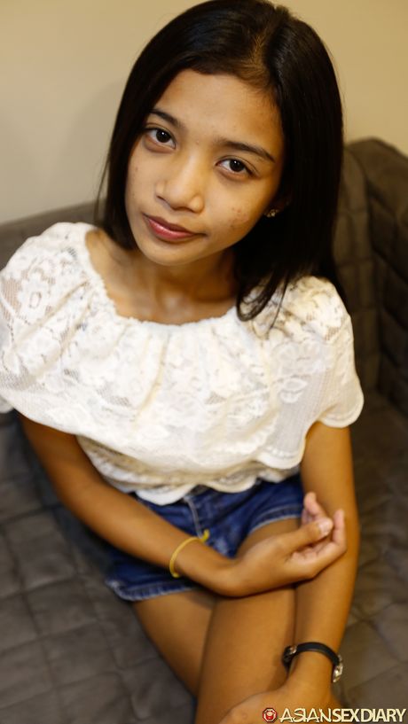 棕髮女孩 Cat C 脫掉衣服，露出她驚人的乳房