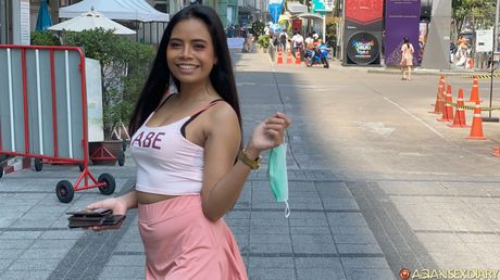 亞洲美女芭比C在沙發上被舔陰乾