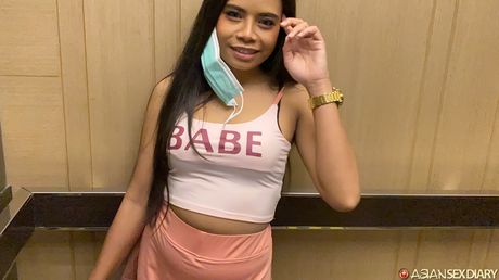 亞洲美女芭比C在沙發上被舔陰乾