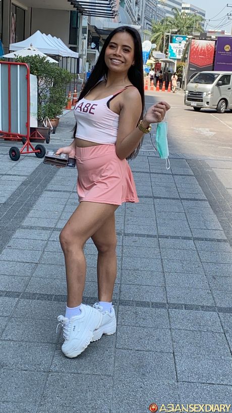 亞洲美女芭比C在沙發上被舔陰乾