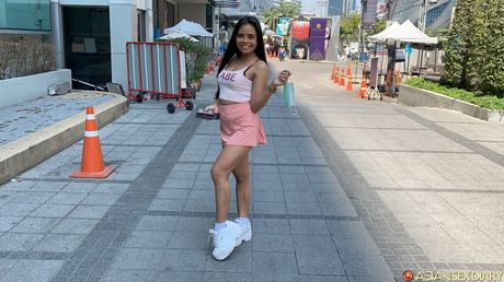 亞洲美女芭比C在沙發上被舔陰乾