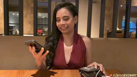 亞洲少女芭比 C 赤裸裸地在床上自慰