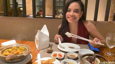 亞洲少女芭比 C 赤裸裸地在床上自慰