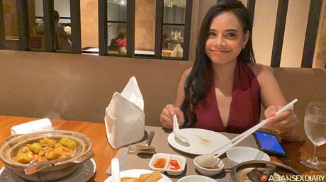 亞洲少女芭比 C 赤裸裸地在床上自慰