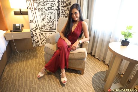 亞洲少女芭比 C 赤裸裸地在床上自慰