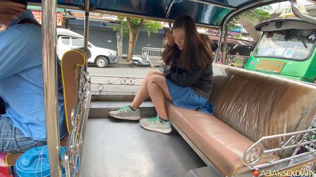 アマチュアアジア人MILFアップルEは、角質の男に彼女の猫を食べさせられ、犯される