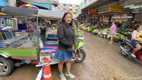 アマチュアアジア人MILFアップルEは、角質の男に彼女の猫を食べさせられ、犯される