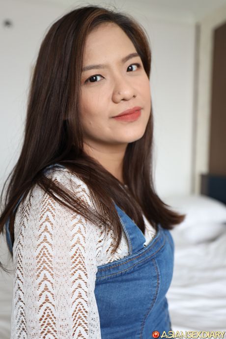 アマチュアアジア人MILFアップルEは、角質の男に彼女の猫を食べさせられ、犯される