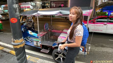 Fantastisk asiatisk MILF Gif B får sin fisse slikket og piket på sofaen