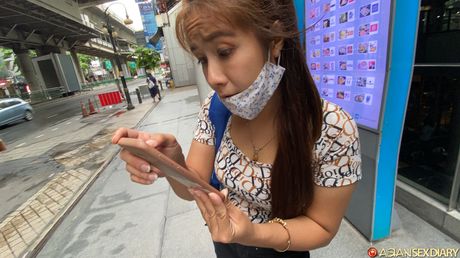 Fantastisk asiatisk MILF Gif B får sin fisse slikket og piket på sofaen