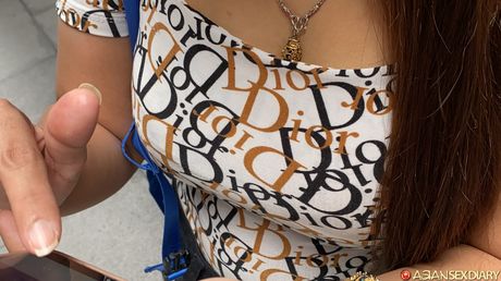 Fantastisk asiatisk MILF Gif B får sin fisse slikket og piket på sofaen