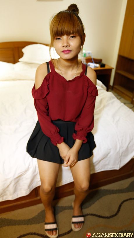 瘦女孩 Mildred B 在陰道性交前脫光衣服