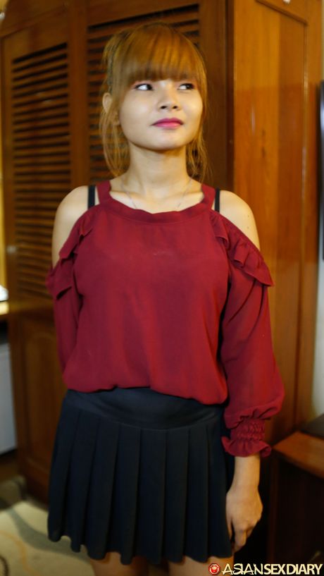 瘦女孩 Mildred B 在陰道性交前脫光衣服