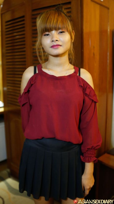 瘦女孩 Mildred B 在陰道性交前脫光衣服