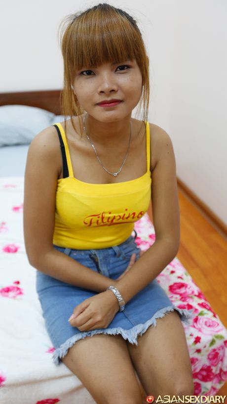 可愛的女孩 Mildred B 露出她嬌小的乳房，並在獨奏中自然地展現自己