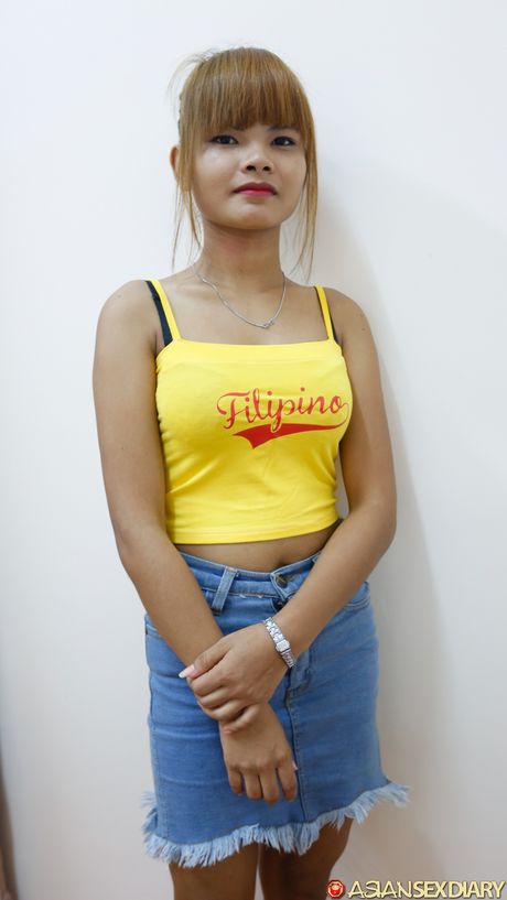 可愛的女孩 Mildred B 露出她嬌小的乳房，並在獨奏中自然地展現自己