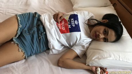 令人驚豔的業餘選手 Joy D 的毛茸茸陰戶被舔乾淨並被操