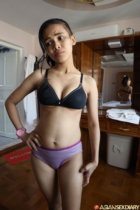 令人驚豔的業餘選手 Joy D 的毛茸茸陰戶被舔乾淨並被操