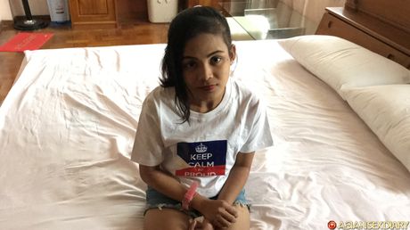 令人驚豔的業餘選手 Joy D 的毛茸茸陰戶被舔乾淨並被操