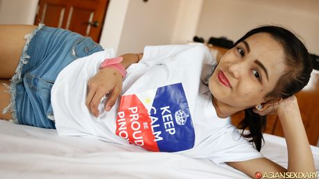 令人驚豔的業餘選手 Joy D 的毛茸茸陰戶被舔乾淨並被操