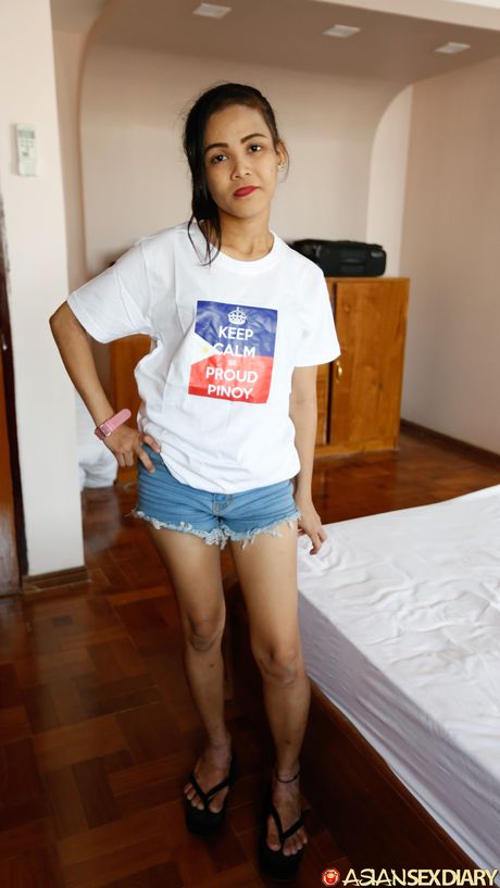 令人驚豔的業餘選手 Joy D 的毛茸茸陰戶被舔乾淨並被操