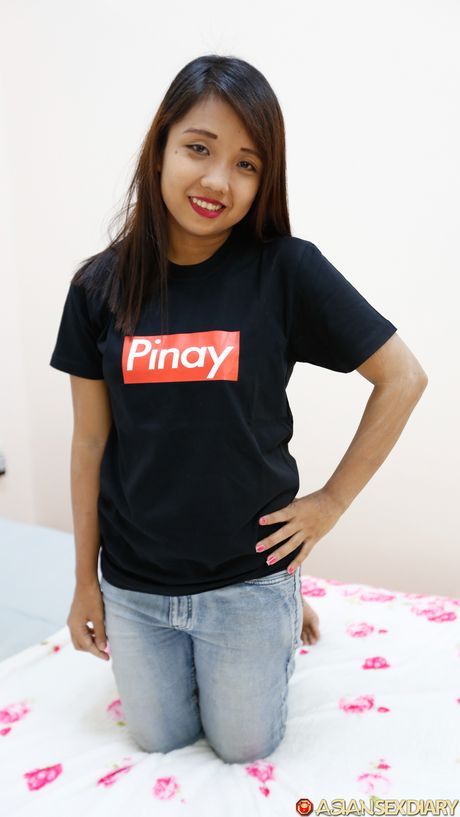 小柄なアマチュアエンジェルEは、角質の男に毛深いオマンコを中出しされる