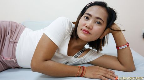 素晴らしいブルネットのシャリスは指ファックの前に服を脱ぎます