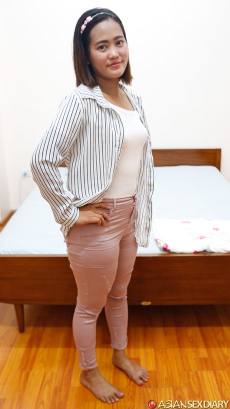 素晴らしいブルネットのシャリスは指ファックの前に服を脱ぎます