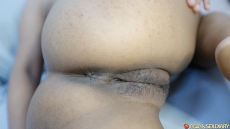 Amatørpigen Irene præsenterer sine små bryster og gnider sin klit i en solo