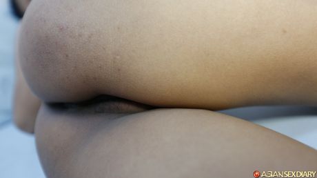 Amatørpigen Irene præsenterer sine små bryster og gnider sin klit i en solo