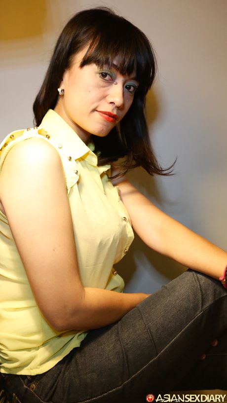 Lækker asiatisk MILF Thiya stripper til sit lingeri og viser sine store bryster frem