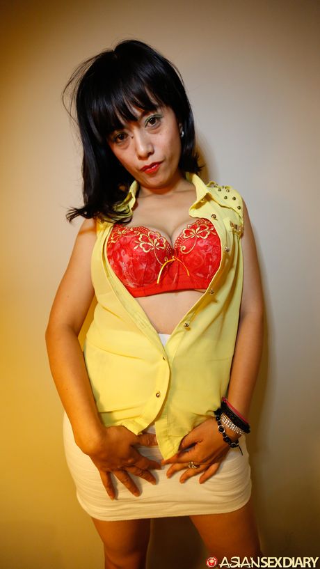 Lækker asiatisk MILF Thiya stripper til sit lingeri og viser sine store bryster frem