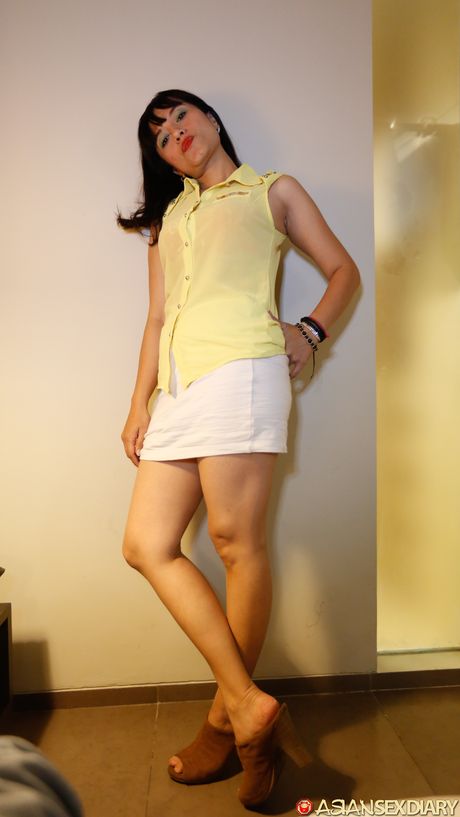 Lækker asiatisk MILF Thiya stripper til sit lingeri og viser sine store bryster frem