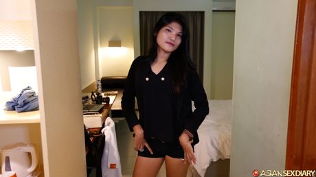 亞洲封面女郎 Rokiah 在床上全裸，然後進行手指性交