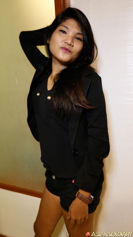 亞洲封面女郎 Rokiah 在床上全裸，然後進行手指性交