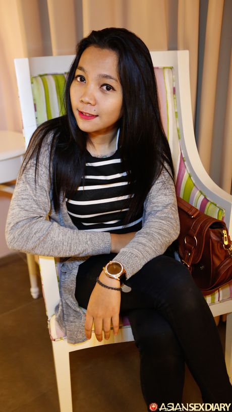 ベイブ・イザはセクシーなお尻を見せて、彼女の猫で遊ぶ