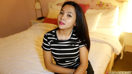 ベイブ・イザはセクシーなお尻を見せて、彼女の猫で遊ぶ