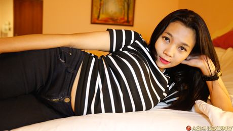 ベイブ・イザはセクシーなお尻を見せて、彼女の猫で遊ぶ