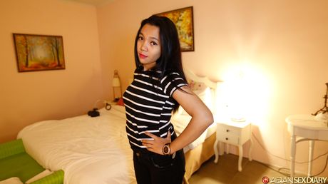 ベイブ・イザはセクシーなお尻を見せて、彼女の猫で遊ぶ