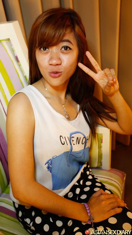 亞洲娃娃 Dian 在沙發上赤裸裸地進行手指性交