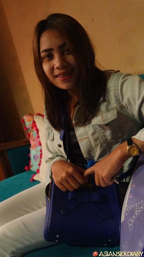 黑髮美女 Evi B 在手指操和陰道操之前脫光衣服