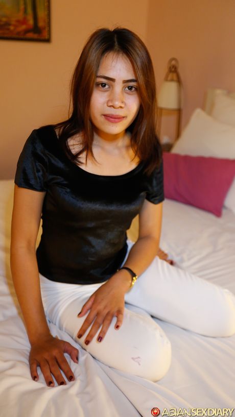 黑髮美女 Evi B 在手指操和陰道操之前脫光衣服