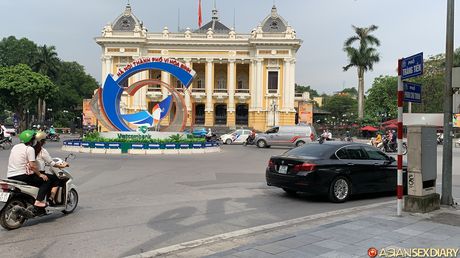 亞洲女孩 Ngon 在手指操之前全裸