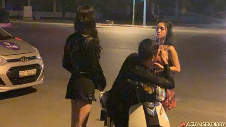 小さなおっぱいを持つ金髪の美女トムが裸になってポーズをとる